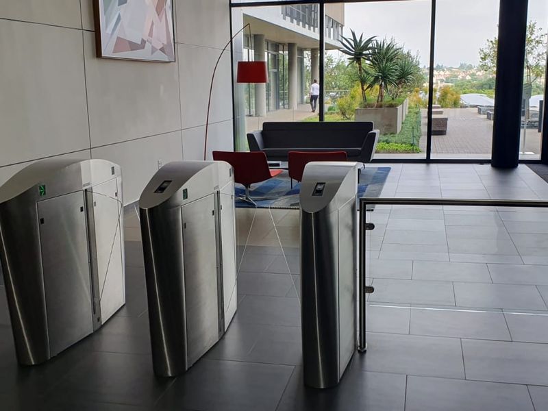 Premium grade offices to rent in landmark building, Midrand - Photo 8