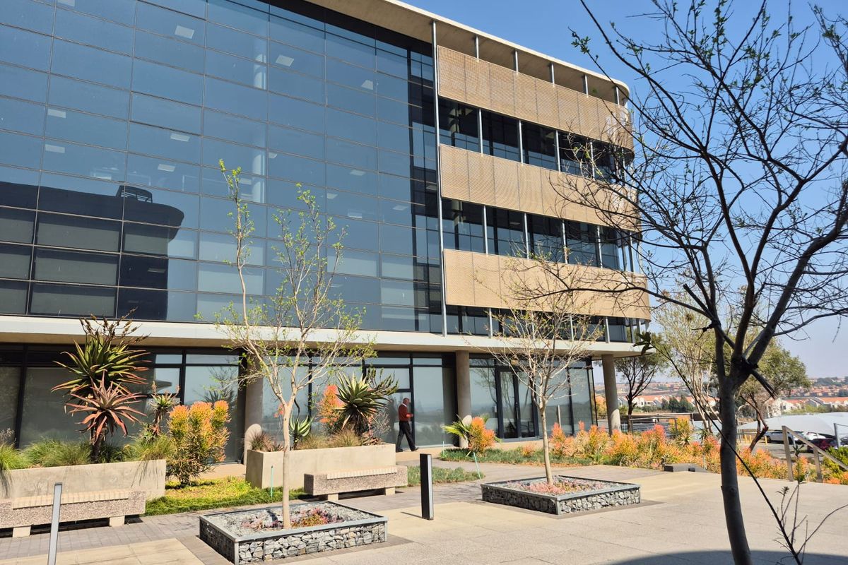 Premium grade offices to rent in landmark building, Midrand - Photo 4
