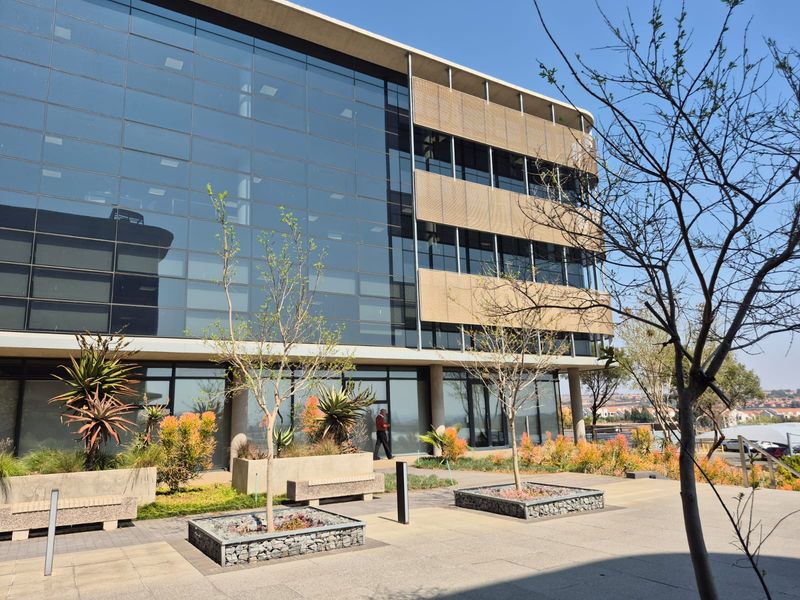 Premium grade offices to rent in landmark building, Midrand - Photo 4