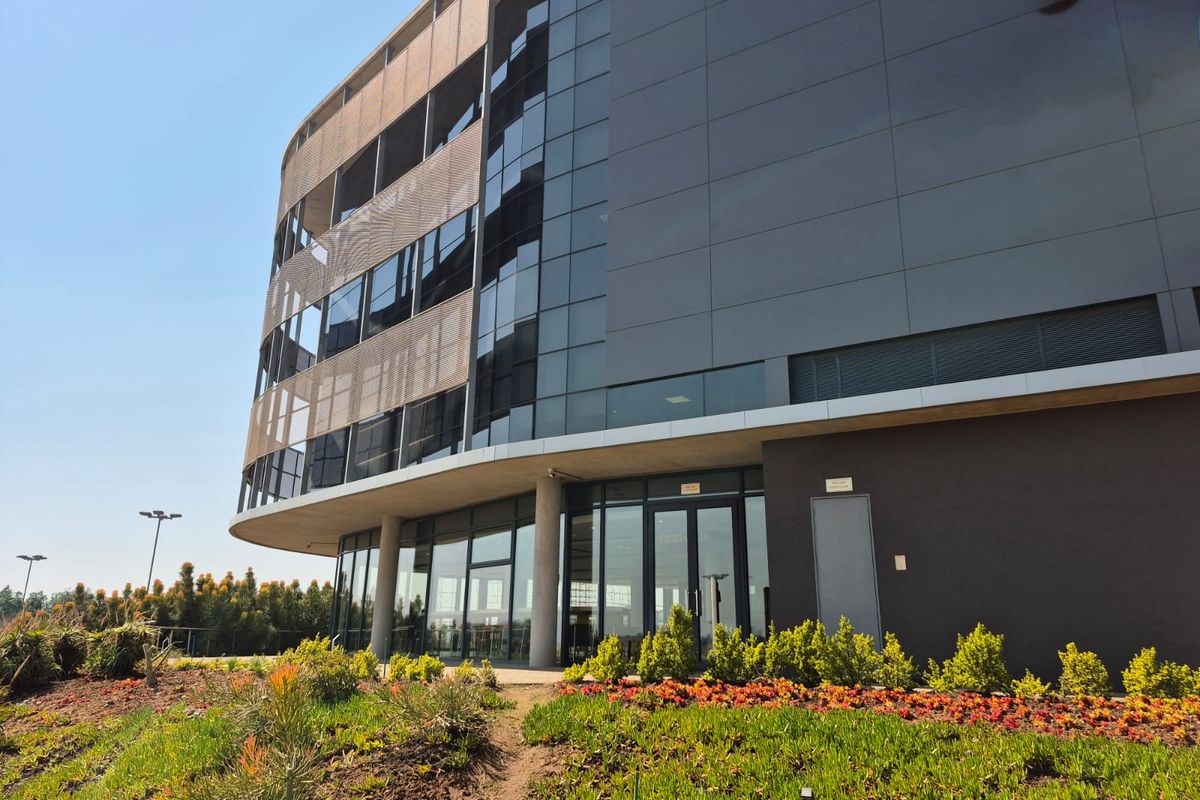 Premium grade offices to rent in landmark building, Midrand - Photo 3