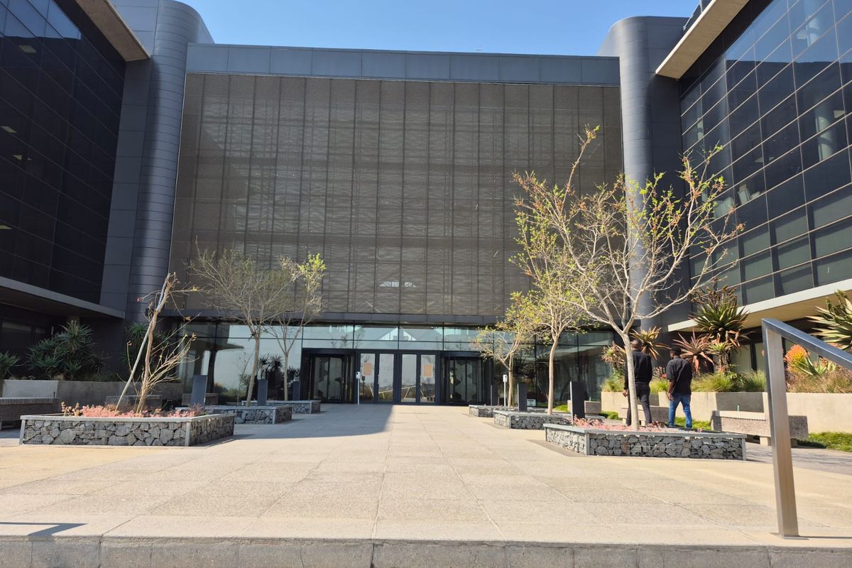 Premium grade offices to rent in landmark building, Midrand - Photo 5