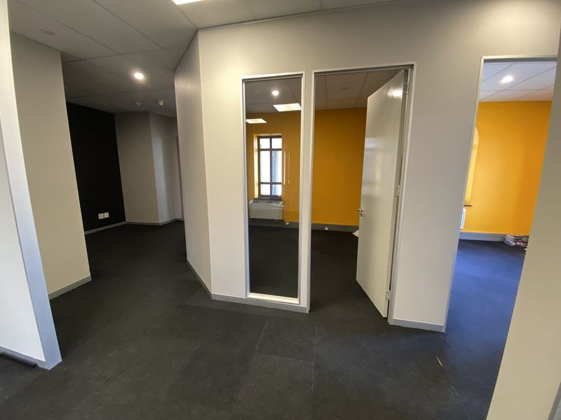 151m2 Office Suite to Let in fourways - Photo 9