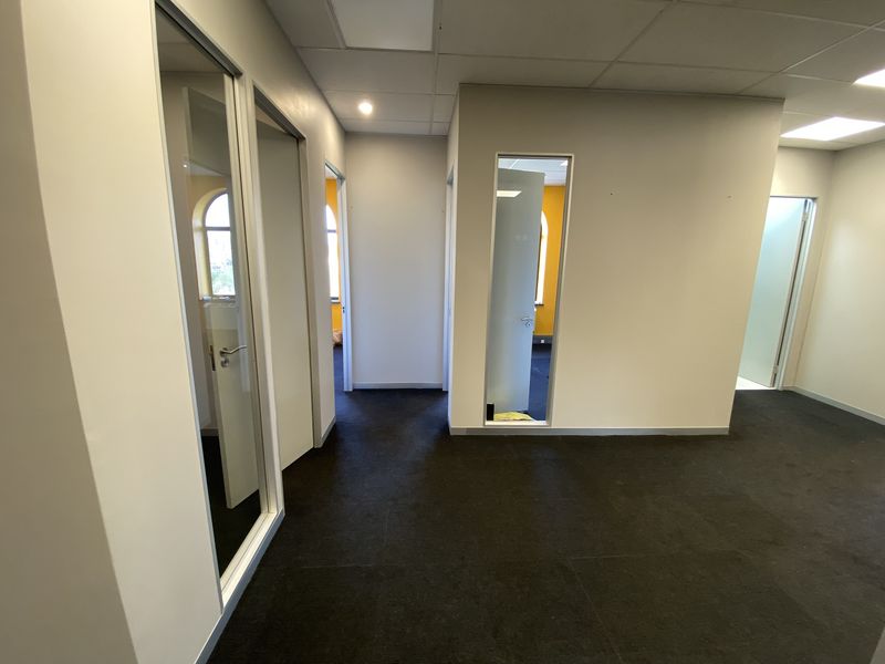 151m2 Office Suite to Let in fourways - Photo 8