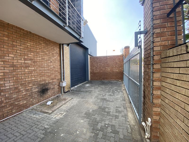 A-Grade Warehouse to Let in North Riding - Photo 7