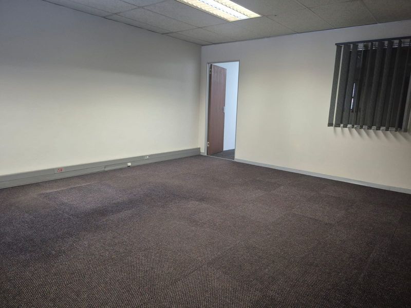 Mini warehouse unit with offices to rent in business park, Midrand - Photo 10