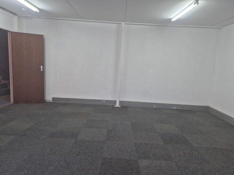 Mini warehouse unit with offices to rent in business park, Midrand - Photo 9