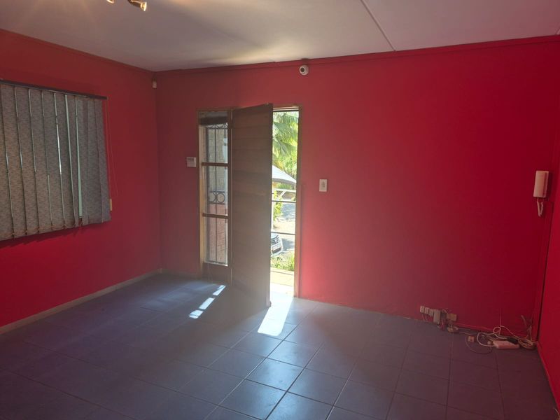 Mini warehouse unit with offices to rent in business park, Midrand - Photo 7