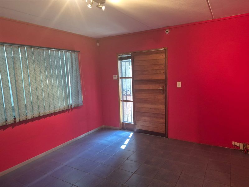 Mini warehouse unit with offices to rent in business park, Midrand - Photo 6