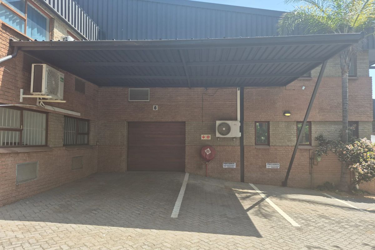 Mini warehouse unit with offices to rent in business park, Midrand - Photo 3