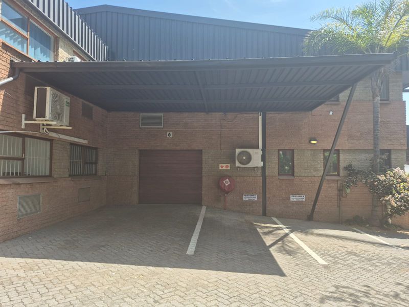 Mini warehouse unit with offices to rent in business park, Midrand - Photo 3