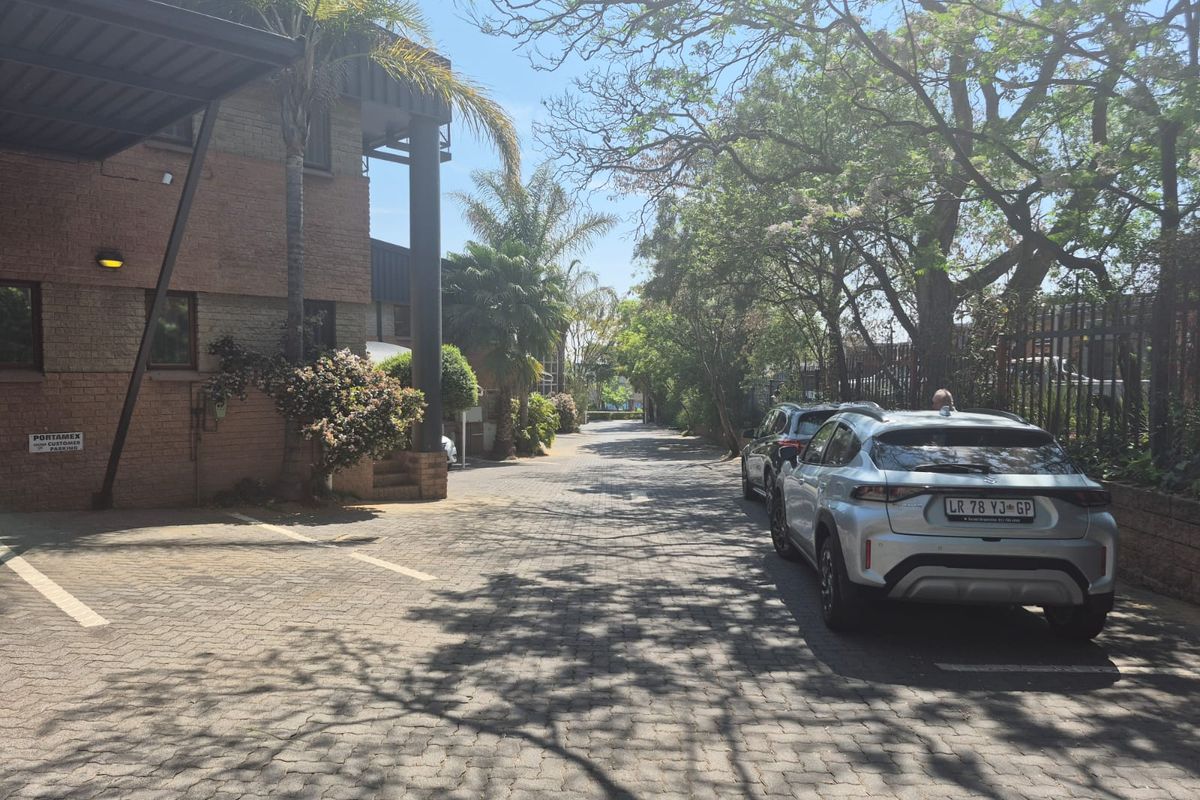 Mini warehouse unit with offices to rent in business park, Midrand - Photo 5