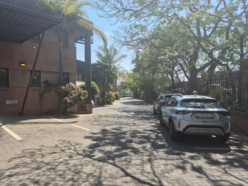 Mini warehouse unit with offices to rent in business park, Midrand - Photo 5