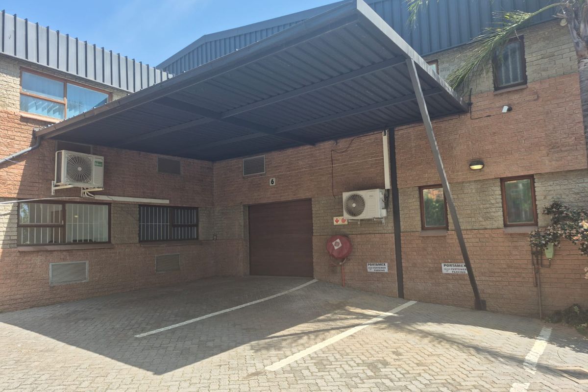 Mini warehouse unit with offices to rent in business park, Midrand - Photo 4