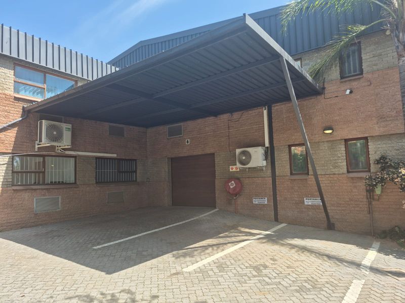 Mini warehouse unit with offices to rent in business park, Midrand - Photo 4