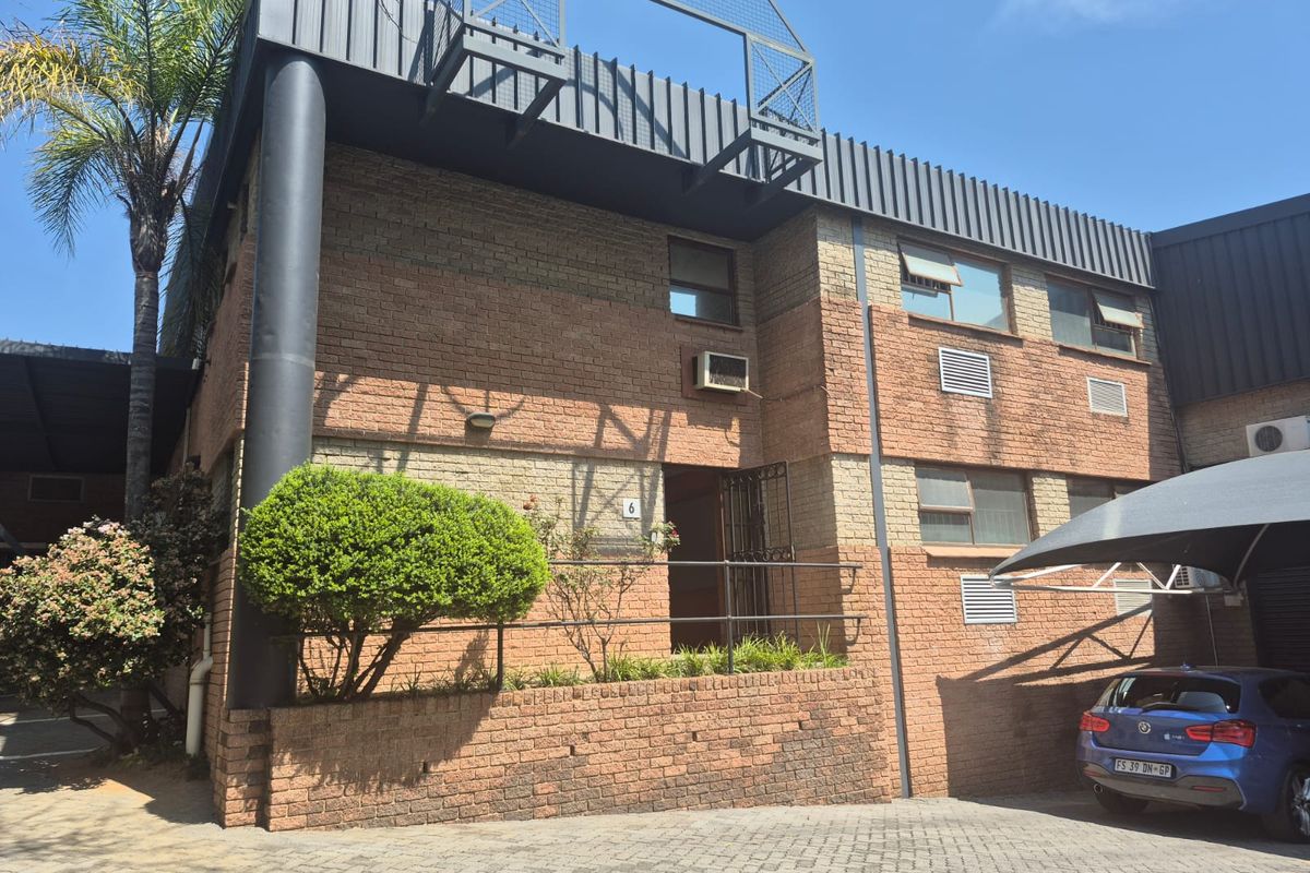 Mini warehouse unit with offices to rent in business park, Midrand - Photo 2