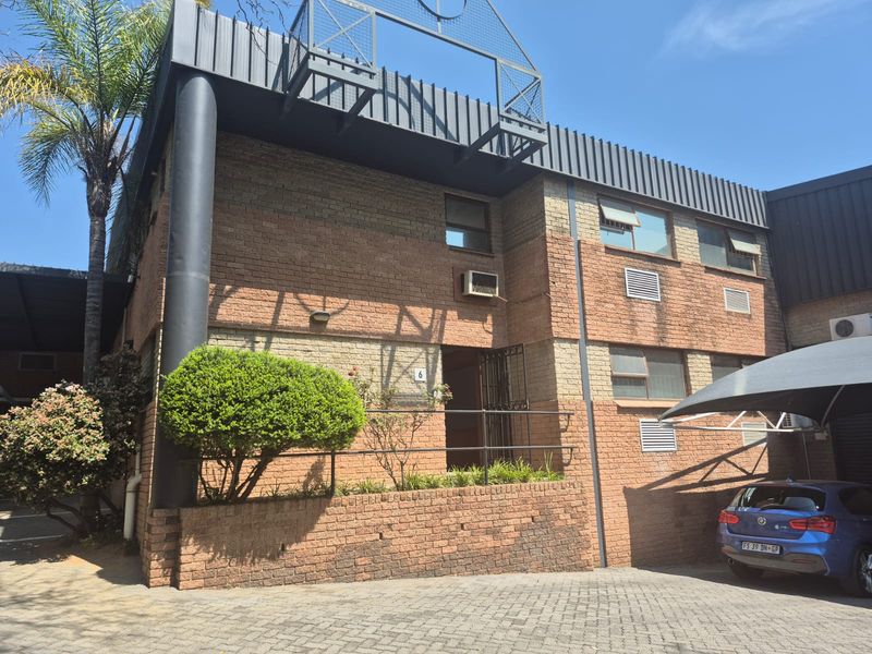 Mini warehouse unit with offices to rent in business park, Midrand - Photo 2