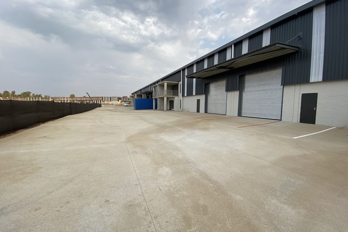 Newly Built Mini Industrial Unit to Let in Lanseria - Photo 2