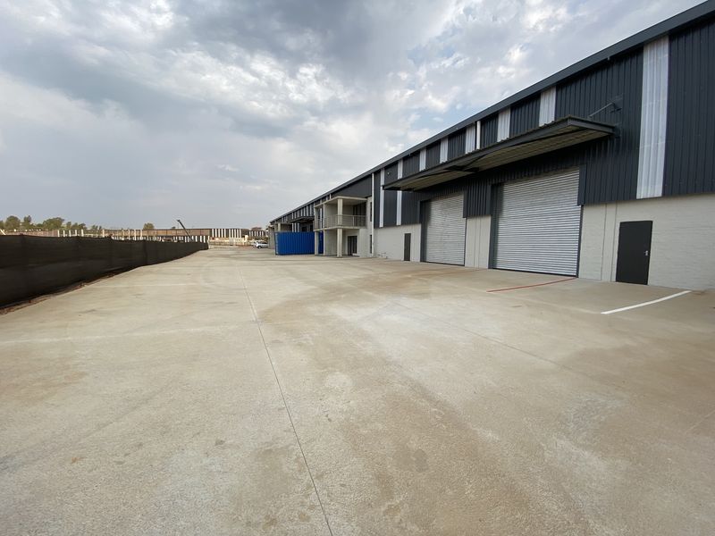 Newly Built Mini Industrial Unit to Let in Lanseria - Photo 2