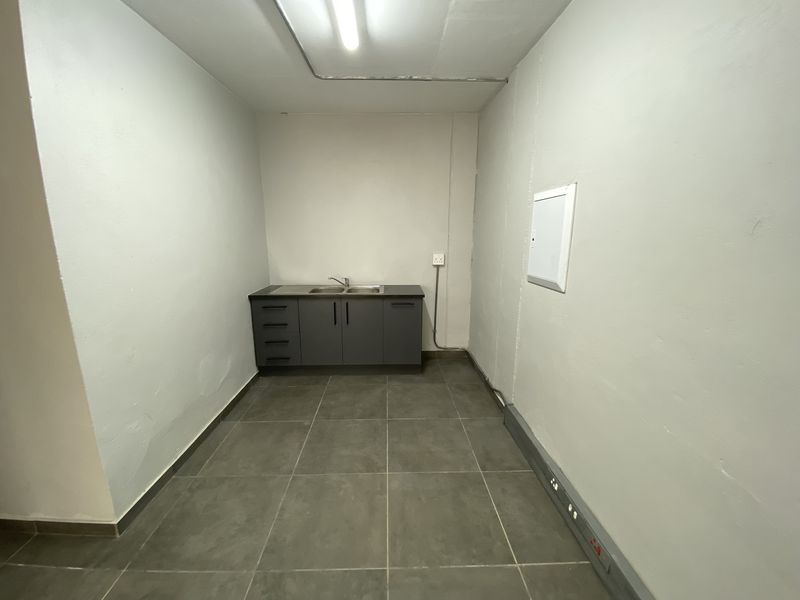 Newly Built Mini Industrial Unit to Let in Lanseria - Photo 6