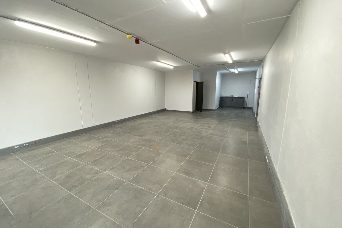 Newly Built Mini Industrial Unit to Let in Lanseria - Photo 5