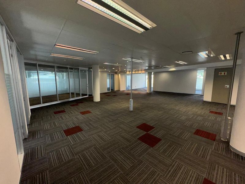 800 sqm ground floor office in one of Rosebank’s landmark buildings. - Photo 10