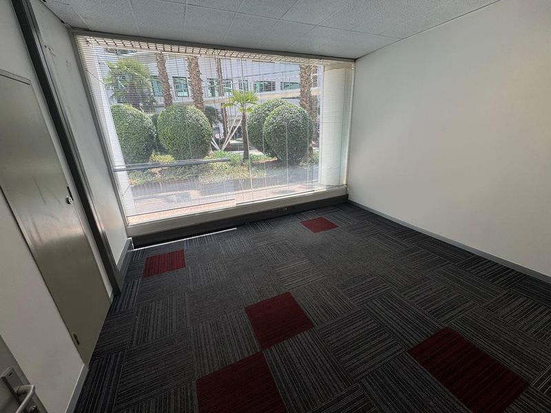 800 sqm ground floor office in one of Rosebank’s landmark buildings. - Photo 9