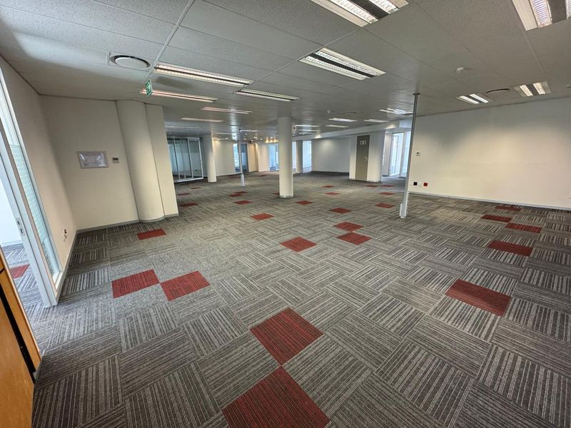 800 sqm ground floor office in one of Rosebank’s landmark buildings. - Photo 8