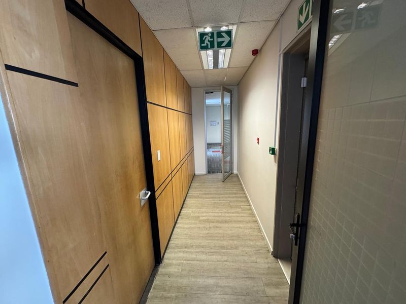 800 sqm ground floor office in one of Rosebank’s landmark buildings. - Photo 7