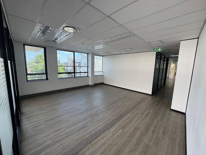 800 sqm ground floor office in one of Rosebank’s landmark buildings. - Photo 5