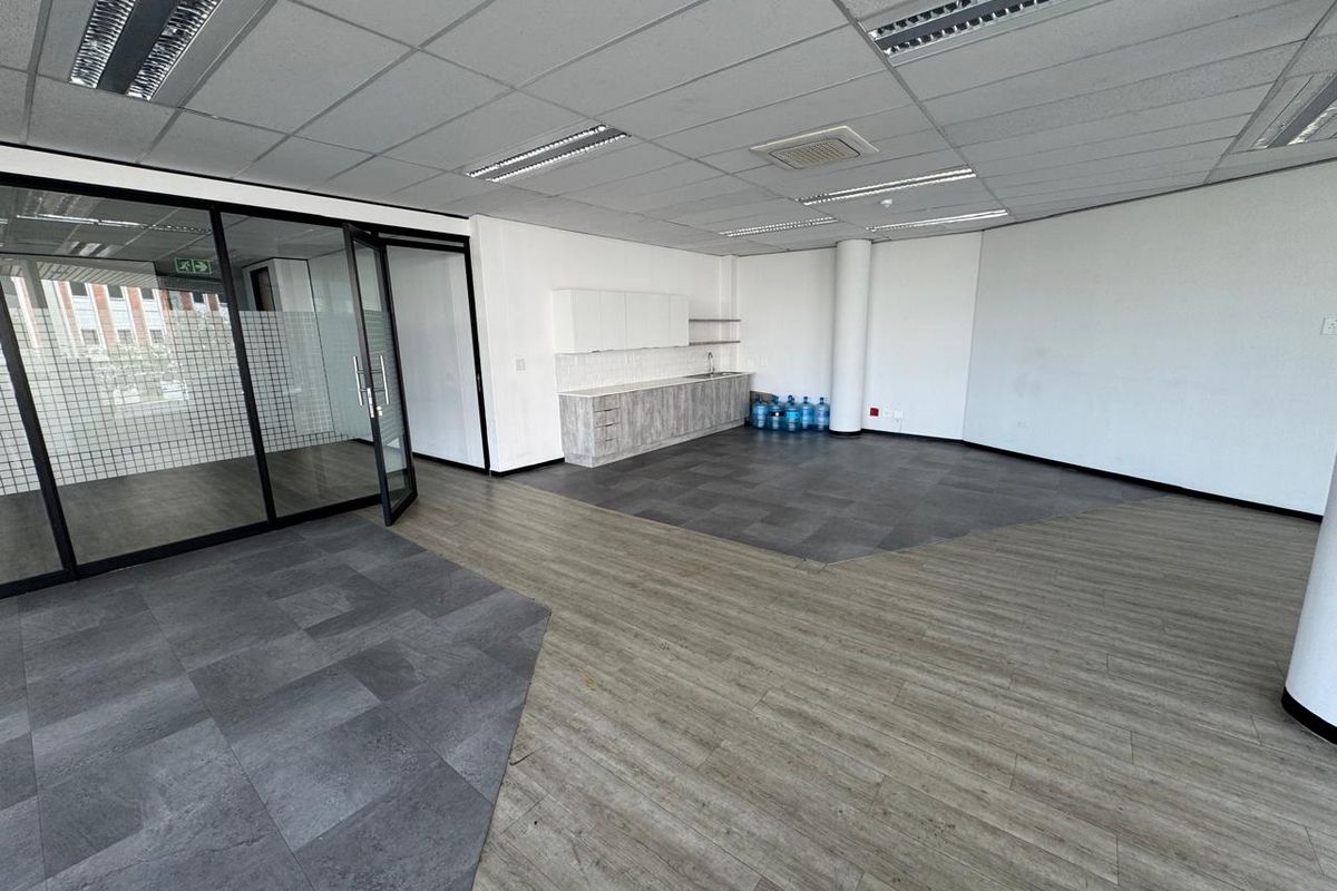 800 sqm ground floor office in one of Rosebank’s landmark buildings. - Photo 4