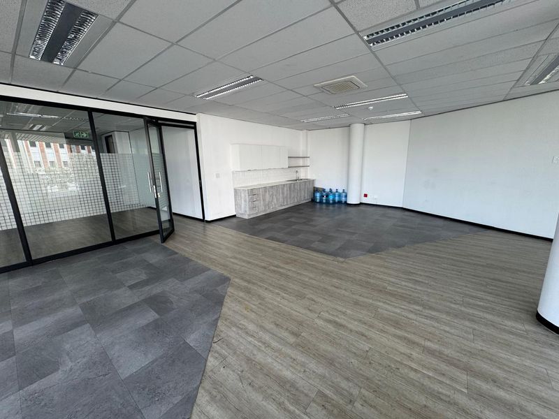 800 sqm ground floor office in one of Rosebank’s landmark buildings. - Photo 4