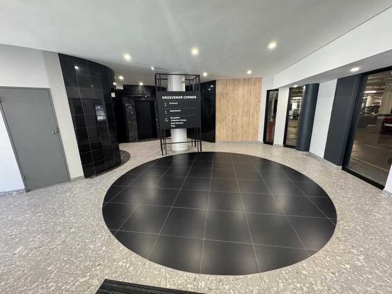 800 sqm ground floor office in one of Rosebank’s landmark buildings. - Photo 2