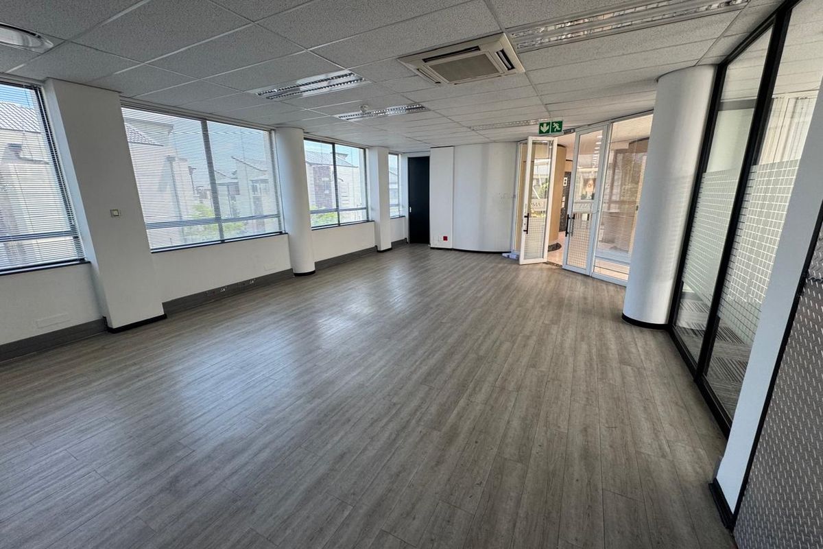 800 sqm ground floor office in one of Rosebank’s landmark buildings. - Photo 3