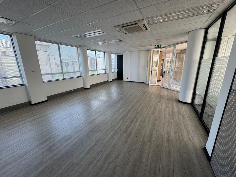 800 sqm ground floor office in one of Rosebank’s landmark buildings. - Photo 3