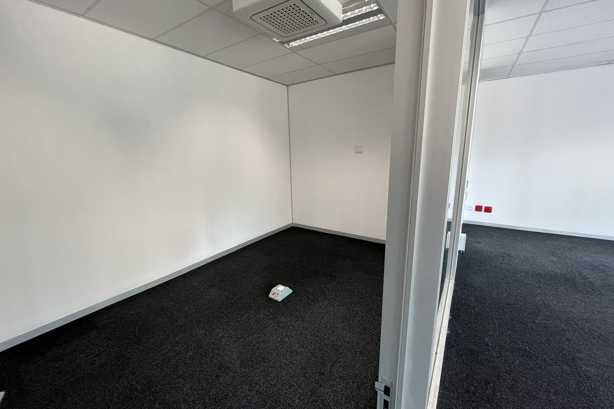 Ground Floor unit available in popular office park - Photo 5