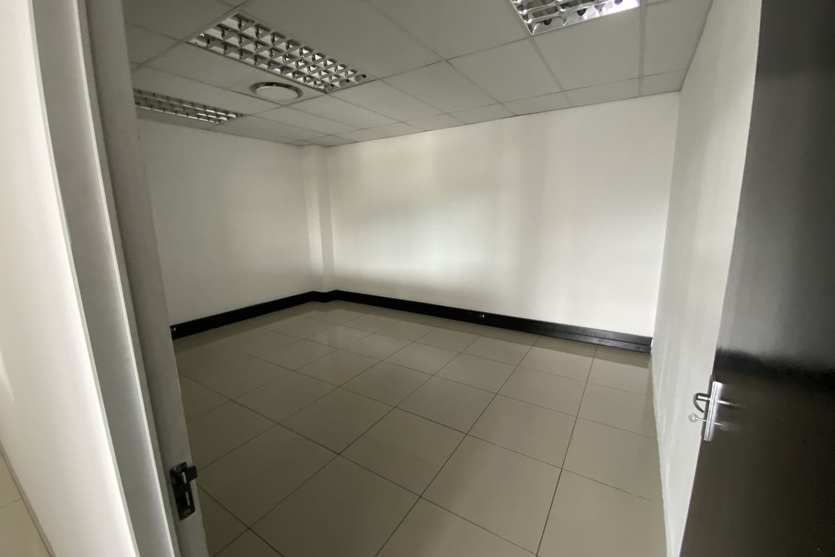 875m2 Warehouse with Showroom & Offices to Let in North Riding - Photo 5