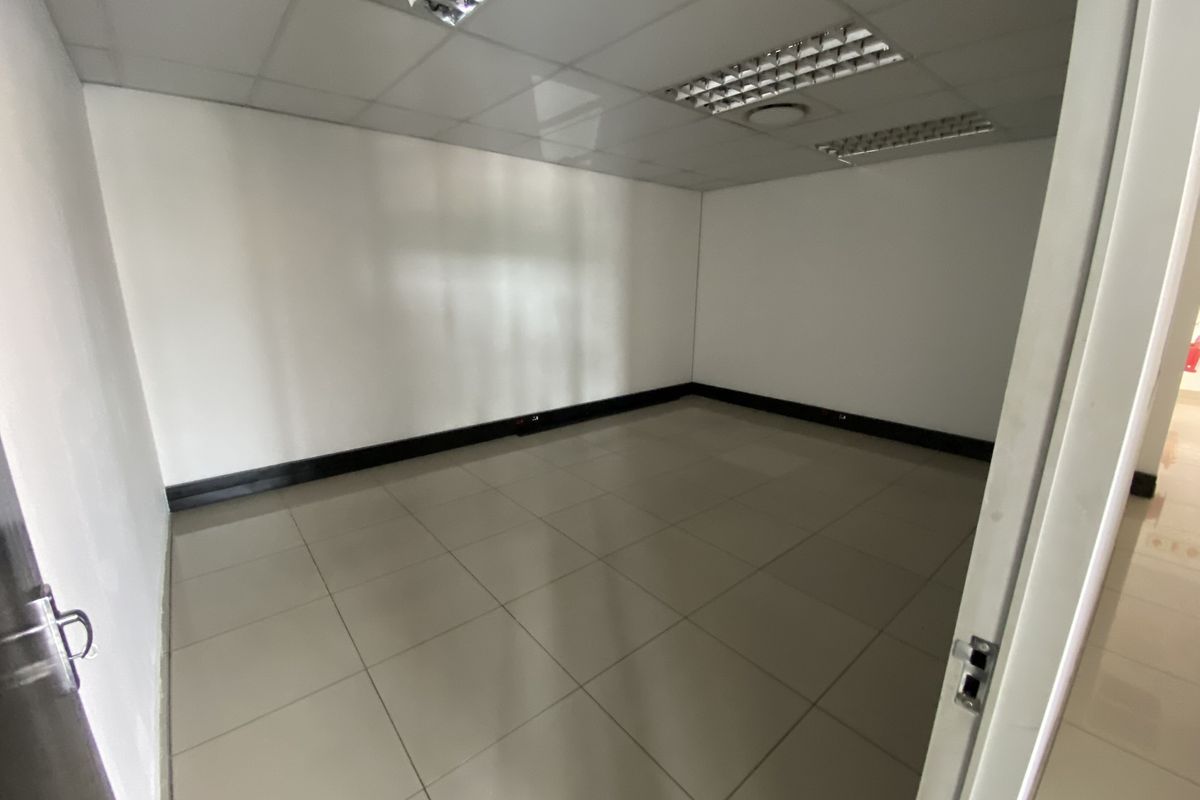 875m2 Warehouse with Showroom & Offices to Let in North Riding - Photo 4