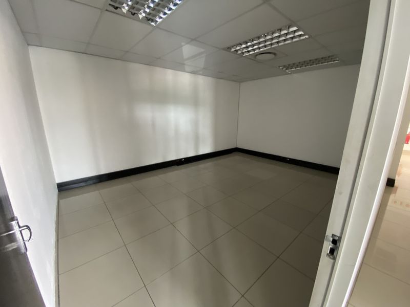 875m2 Warehouse with Showroom & Offices to Let in North Riding - Photo 4