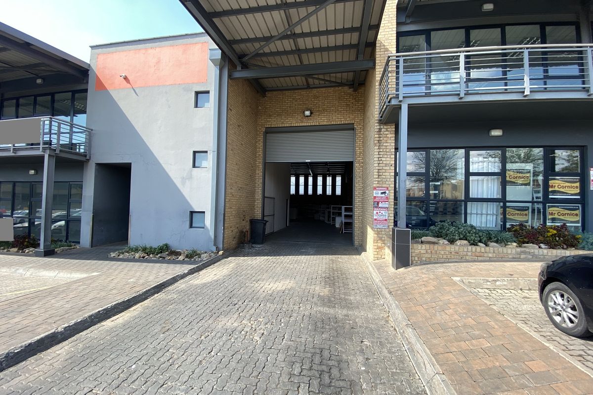 866m2 Industrial Retail Unit To Let in North Riding - Photo 2