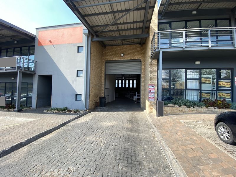 866m2 Industrial Retail Unit To Let in North Riding - Photo 2