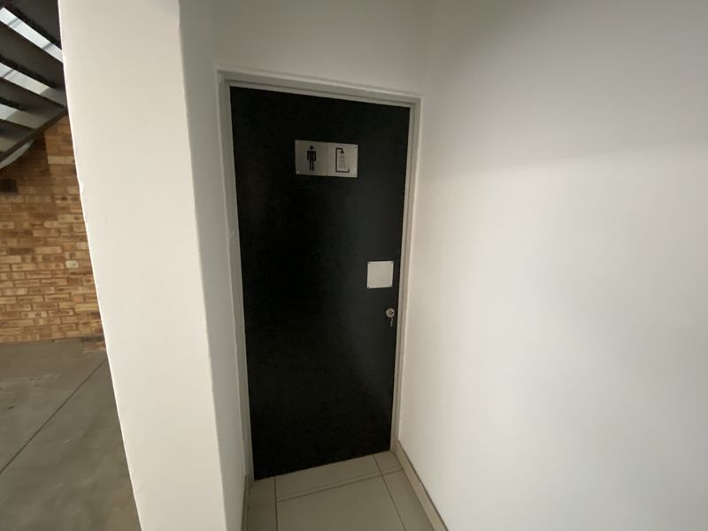 866m2 Industrial Retail Unit To Let in North Riding - Photo 10