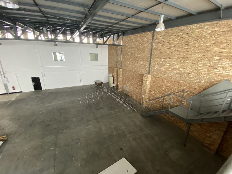 866m2 Industrial Retail Unit To Let in North Riding - Photo 7