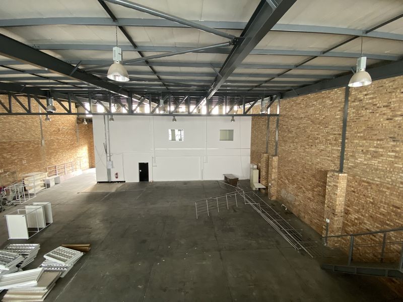 866m2 Industrial Retail Unit To Let in North Riding - Photo 8