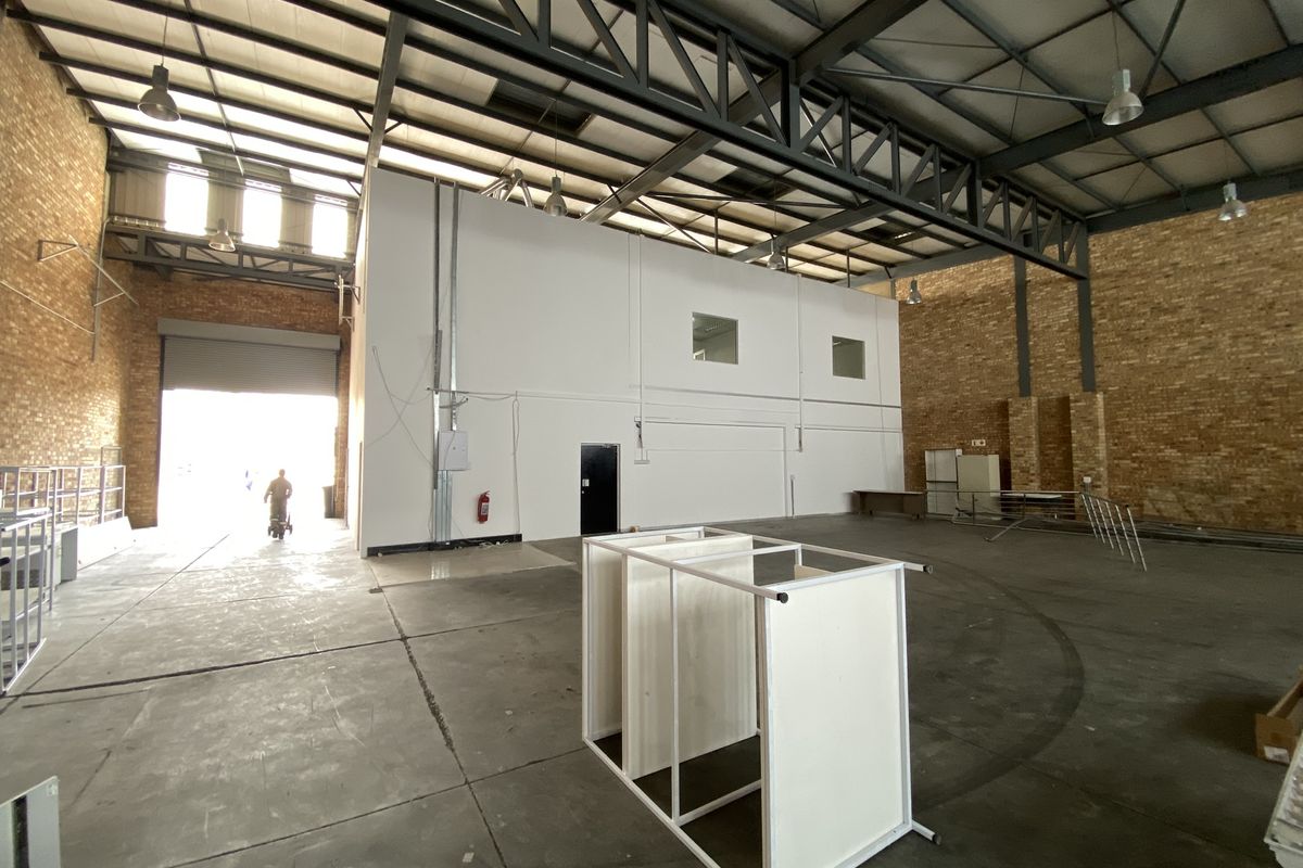 866m2 Industrial Retail Unit To Let in North Riding - Photo 4