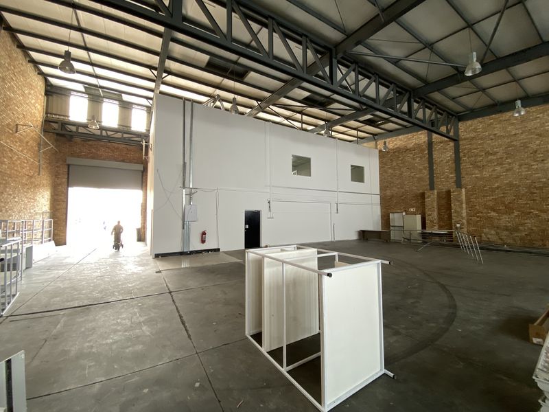 866m2 Industrial Retail Unit To Let in North Riding - Photo 4