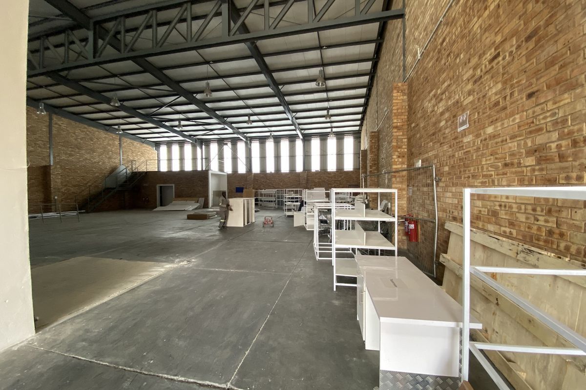 866m2 Industrial Retail Unit To Let in North Riding - Photo 3