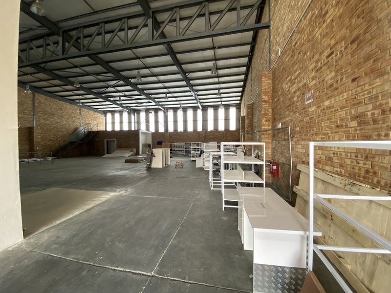 866m2 Industrial Retail Unit To Let in North Riding - Photo 3