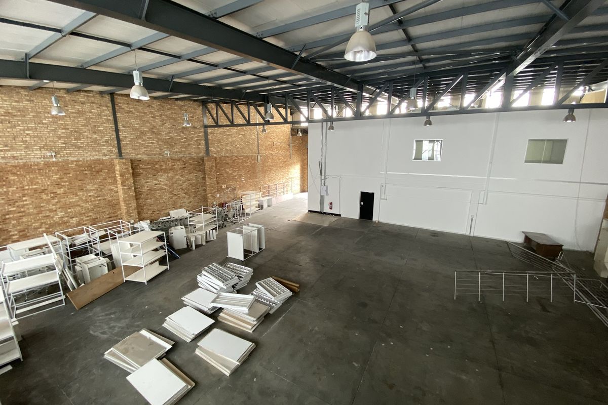 866m2 Industrial Retail Unit To Let in North Riding - Photo 5