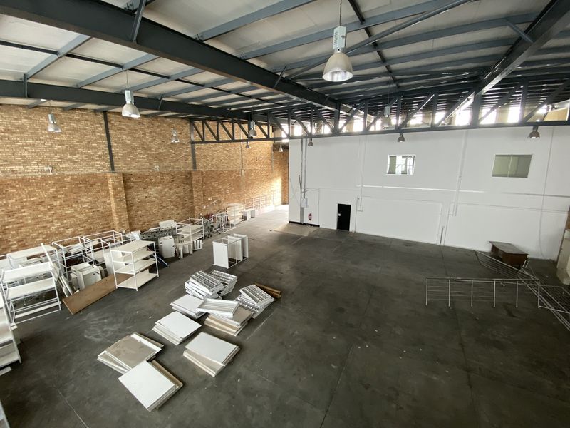 866m2 Industrial Retail Unit To Let in North Riding - Photo 5