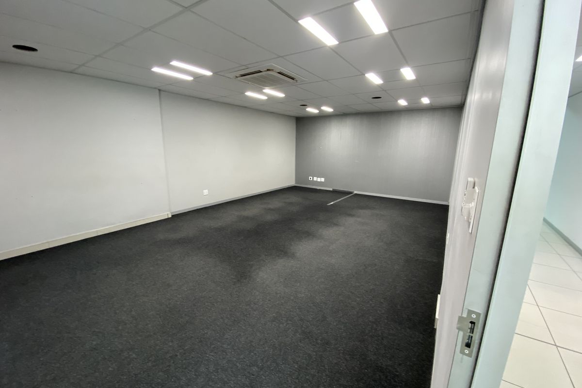 1050m2 Warehouse with Offices & Showroom to Let in, North Riding - Photo 4
